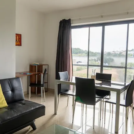 Spacious Ensuite Bedroom. * 그지라